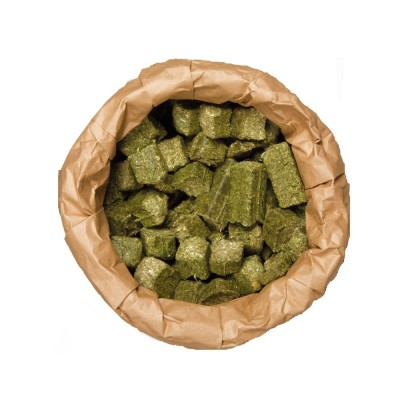 Erba medica in wafer 3x3cm, ideale stimolo per animali ruminanti, wafer di fieno Alfalfa 22%, con aromi e sapori naturali, 18kg